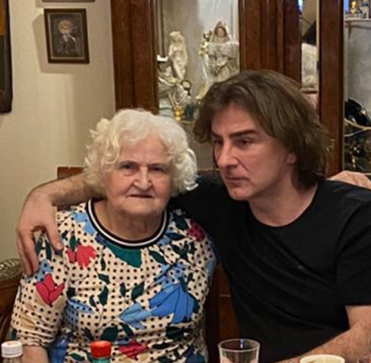 ZBOG MAJKE JE NIZAO NAJVEĆE USPEHE Milka je bila stub porodice Mitrović, Željko nem od bola!