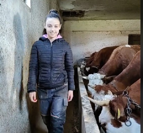 KAŽU NIJE ZA MLADU DEVOJKU Anđelija (15) ustaje u 5, pomuze krave i briljira u školi