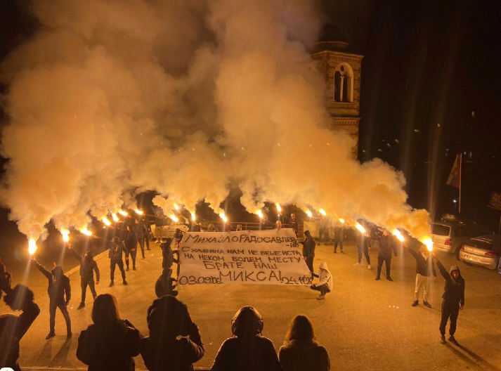 POTRESNE SCENE U KOSOVSKOJ MITROVICI Ovako su se oprostili od Mihajla čije je telo Kurtijeva policija odnela iz kuće porodice
