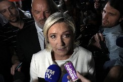 MARIN LE PEN PRETI RUŠENJEM VLADE? Opšti haos u Francuskoj!