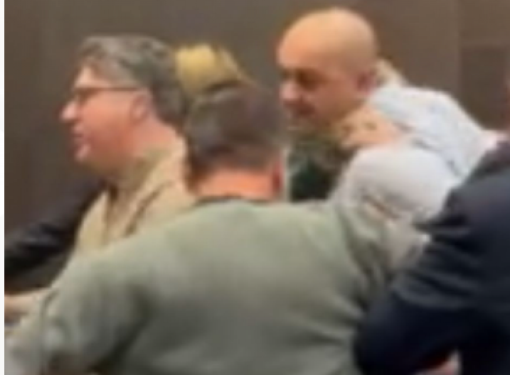 OTVORIĆU TI LOBANJU! Đilasovac isti kao njegov gazda, zajedno sprovode nasilje! A I ON JE TUKAO ŽENU, BAŠ KAO ĐILAS