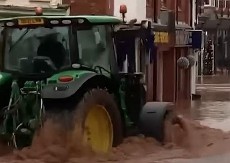 UHAPŠEN, A SAMO JE HTEO DA SPASI DETE! Herojski potez traktoriste oduševio svet i izazvao rat na mrežama! (VIDEO)
