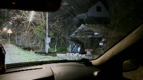 KARAMBOL KOD ČAČKA Automobil uleteo u dvorište porodične kuće, pa završio na krovu (FOTO)