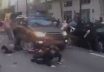 GAZE IH KOLIMA BEZ PARDONA! Ovako se u Americi obračunavaju sa nasilnicima koji hoće da blokiraju puteve (VIDEO)