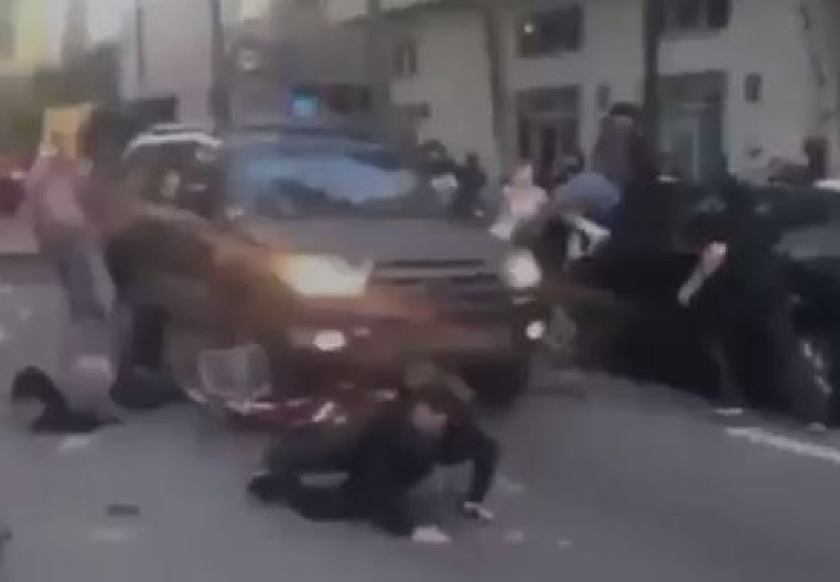 GAZE IH KOLIMA BEZ PARDONA! Ovako se u Americi obračunavaju sa nasilnicima koji hoće da blokiraju puteve (VIDEO)