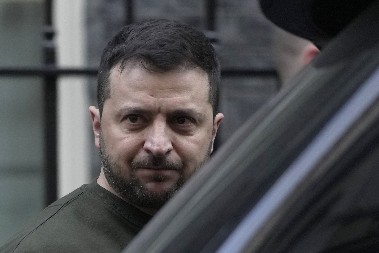 "ZELENSKI VIŠE NIJE PREDSEDNIK" Oštre kritike iz Parlamenta Ukrajine: Zapad mu je našao novu ulogu