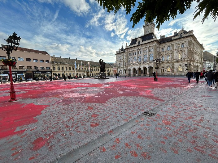 TRG SLOBODE POTPUNO RUINIRAN! Održan protest u Novom Sadu: Ekstremisti ponovo uznemiravali građane (FOTO/VIDEO)