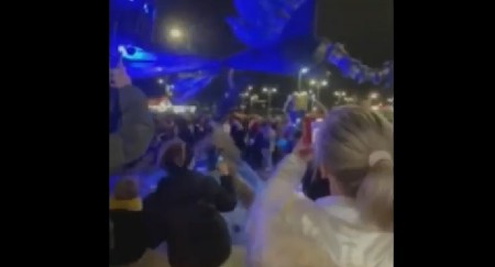 DRAMATIČAN SNIMAK! Pogledajte trenutak kada se metalna konstrukcija srušila na ljude na božićnoj paradi! (VIDEO)