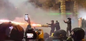 DEMONSTRANT PUCAO IZ RAFALNOG VATROMETA NA KORDON POLICIJE: Jezive scene haosa u Tbilisiju (VIDEO)