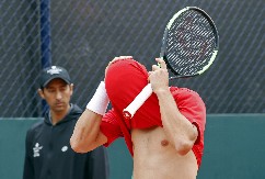 TENISER IMAO IZLIV KRVI NA MOZAK Srušio se posle samo jednog gema, hitno morao na operaciju