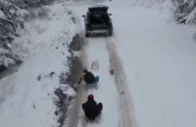 DA LI JE OVAJ ČOVEK NORMALAN? ŠTA TO RADI SA DECOM? Ljudi šokirani snimkom sa srpske planine (VIDEO)