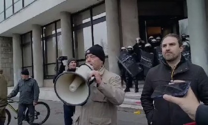 "OVO ĆE BITI NAŠA KUĆA" Ješić preko megafona najavio nasilan upad u novosadsku Gradsku skupštinu (VIDEO)