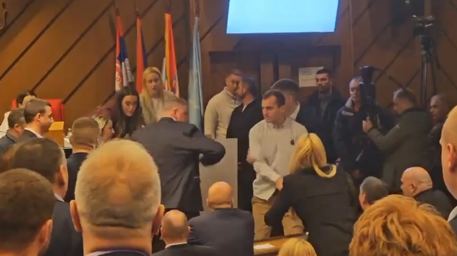 SRAMNO! Holik hteo da razbije glasačku kutiju (VIDEO)