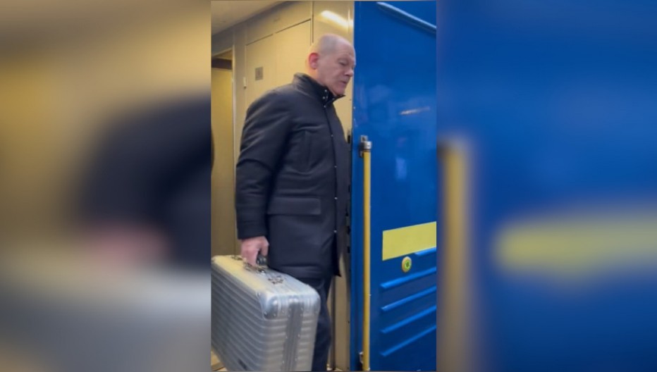 PRIVUKAO PAŽNJU NOVINARA Šolc otkrio šta je nosio u srebrnom koferu kada je stigao u Kijev