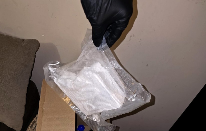 VELIKA AKCIJA POLICIJE U ZEMUN POLJU Specijalci UKP uhapsili dva dilera - zaplenjeno DVE KILE KOKAINA i skoro 14.000 evra (FOTO)