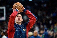 ŠTA OVAJ ČOVEK RADI? Jokić je ovako maltratirao Karija i "ratnike" (VIDEO)