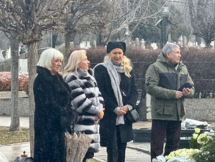 PORODICA ŠAULIĆ SLOMLJENA NA GROBLJU Stigli na Šabanov pomen, evo ko se prvi pojavio (FOTO)