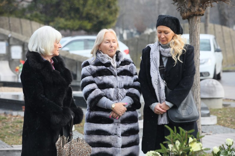 ŠABANOVA UDOVICA GRCA U SUZAMA Slomila se nad njegovim grobom, ćerke je teše, potresne scene na pomenu (VIDEO)