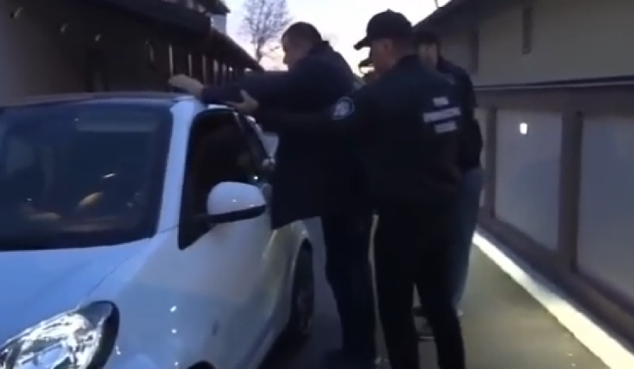 STARCA (71) POSEKLI NOŽEM I OTELI MU AUTOMOBIL Razbojnici mu ukrali i TV dok su izlazili iz kuće