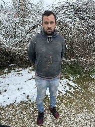 PRVA SLIKA I SNIMAK HAPŠENJA MONSTRUMA Ubio ženu i sina, policija ga pronašla u šumi! Doveden pred stanicu (VIDEO)