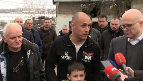 PREMIJER U POSETI DEČAKU I NJEGOVOM DEDI: Stefan će imati normalne, pristojne uslove za život (VIDEO)