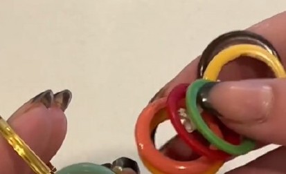 PRETURALA JE PO TORBI PUNOJ NAKITA, A ONDA JE POČELA DA SE TRESE Ulovila pravo blago, kada je proverila logo, umalo se onesvestila od šoka! (VIDEO)