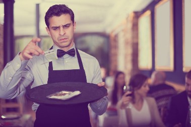 VIC DANA Mujo došao u kafić, i kaže konobaru...