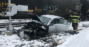 HOROR NA ŠINAMA, VOZ UDARIO U AUTO I BUKVALNO GA SMRSKAO Pozadi je sedeo trogodišnji dečak- a onda se začuo njegov plač! (VIDEO)