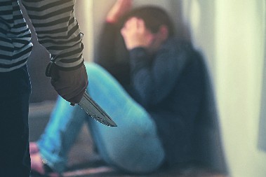 "RASPORIO MI JE UTROBU NOŽEM, DRŽALA SAM CREVA U RUKAMA!" Draganu dečko zlostavljao godinama:"Komšinica me je ostavila da umrem!"