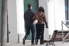 KAO BOMBA JE ODJEKNULA VEST DA JE UPECALA TOMA KRUZA  Fotografije njegove 24 godine mlađe koleginice su sada rekle sve!