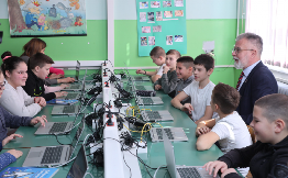 MINISTAR RISTIĆ URUČIO PRENOSIVE RAČUNARE UČENICIMA OSNOVNE ŠKOLE ''SVETI SAVA'' U MESTU TOPONICA (OPŠTINA KNIĆ) (FOTO)