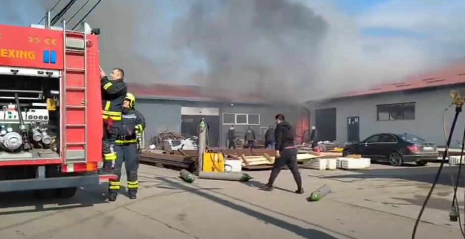 BANJALUČKO NASELJE U PLAMENU! Požar zahvatio i zgradu pored firme, vatrogasci na terenu (VIDEO)