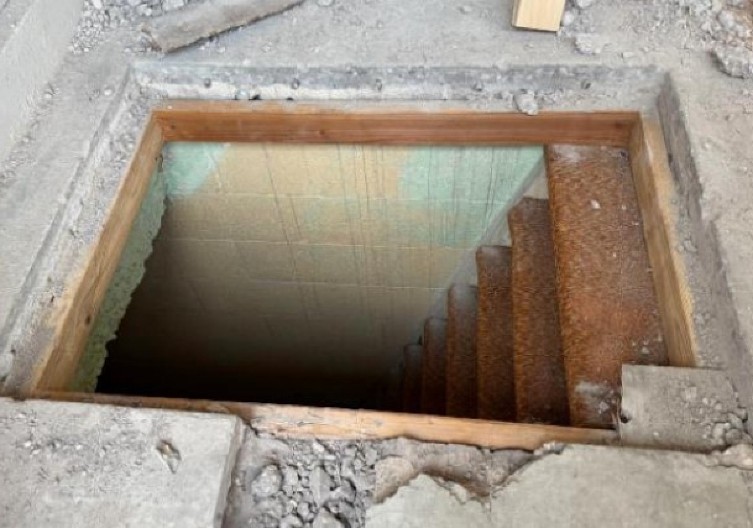 RENOVIRALI SU GARAŽU, ALI NISU NI SLUTILI ŠTA SE KRIJE ISPOD BETONA Kada su ugledali tragove na zidovima, zanemeli od šoka! (VIDEO)