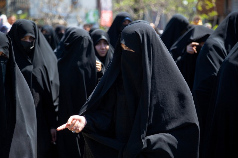 ,,NE PRODAJEM SAMO TELO, VEĆ I DUŠU'' Jeziva ispovest muslimanke koja svakog dana rizikuje da bude kamenovana!