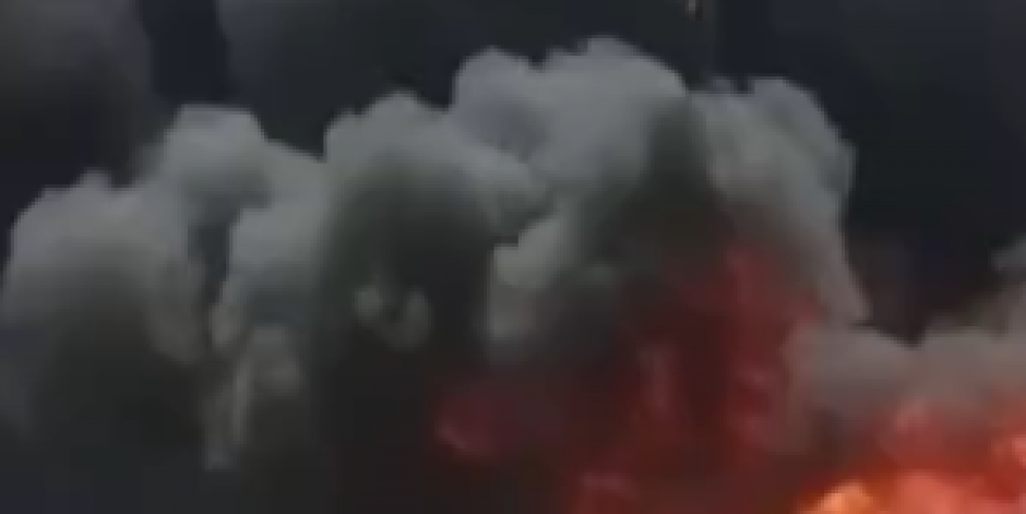 AVION PAO NA KUĆU! Olupina u plamenu, prizor je jeziv! (VIDEO)