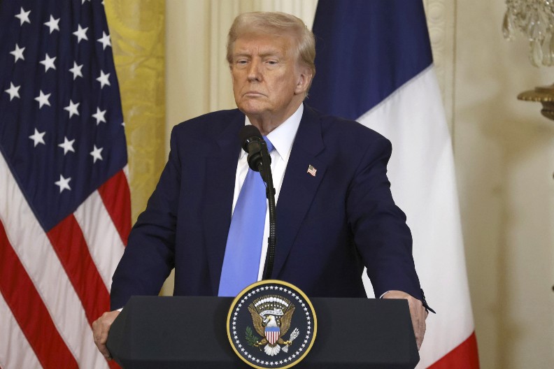 "KUPOVINOM OVE KARTE MOĆI ĆETE DA DOĐETE U SAD" Tramp najavio "zlatne karte", menja pravila za odlazak u Ameriku!