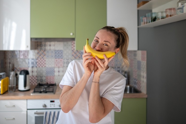 ODMAH ISPROBAJTE TRIK SA BANANOM Zorica je stavila koru u frižider i za 10 minuta se oslobodila velike muke!