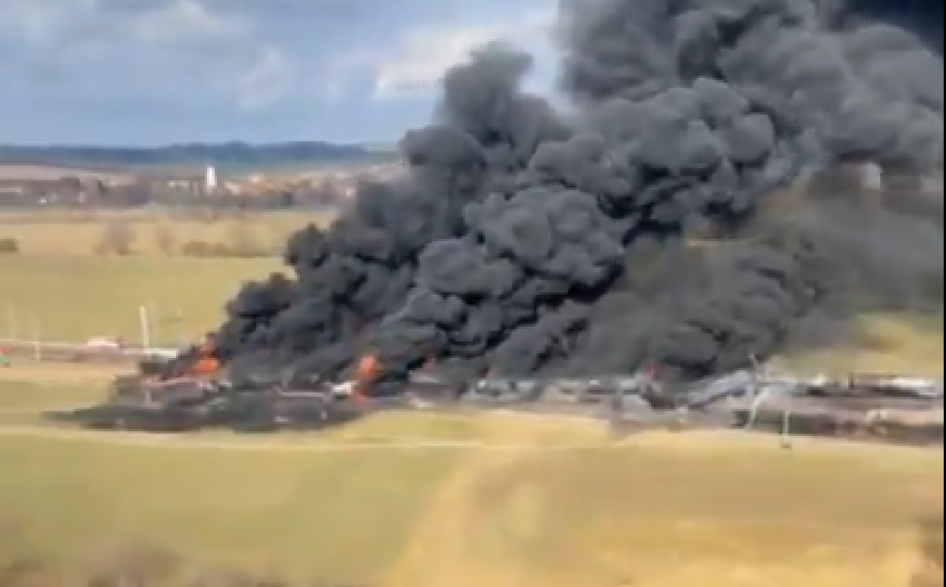 STRAVIČAN PRIZOR! VOZ ISKOČIO IZ ŠINA, CURI I GORI BENZEN! Zastrašujući snimci stižu iz Češke (VIDEO)