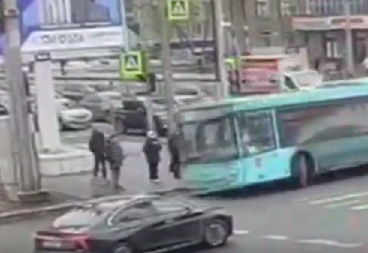 STRAVIČNA SAOBRAĆAJNA NESREĆA Pešaci panično beže (VIDEO)