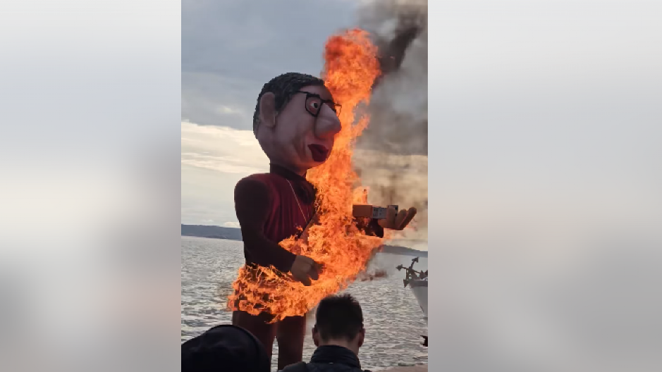 BRNABIĆ O SPALJIVANJU LUTKE VUČIĆA U HRVATSKOJ: Kriv je za sve što jeste i nije; Zvuči poznato? (FOTO)