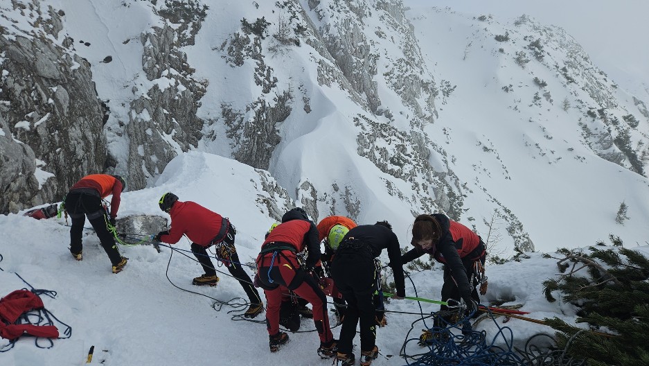 UŽAS U SLOVENIJI Planinar iz Hrvatske se okliznuo na visini od 1,900 metara i pao u provaliju, nije mu bilo spasa (FOTO)