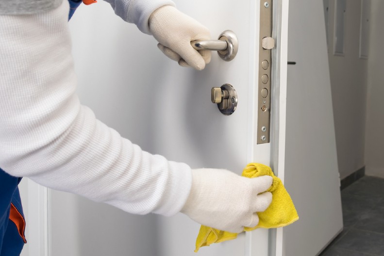 JEDNOSTAVAN TRIK ZA ČIŠĆENJE BELIH POVRŠINA Đonovi, nameštaj i prozori blistaće kao novi