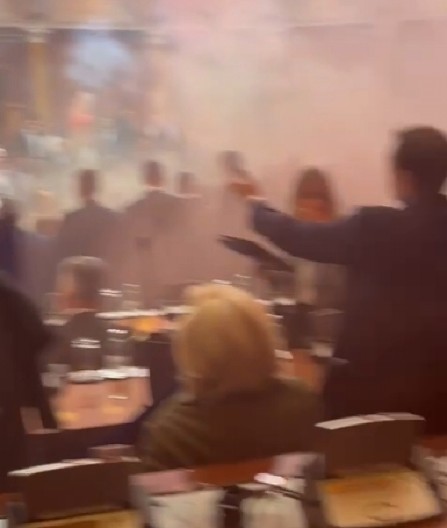 OPOZICIJA PIROTEHNIKOM NAPALA MINISTRA FINANSIJA SINIŠU MALOG (FOTO/VIDEO)