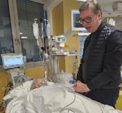 "VERUJEM U NJENU SNAGU" Predsednik Vučić u bolnici sa povređenom poslanicom Jasminom Obradović (FOTO)