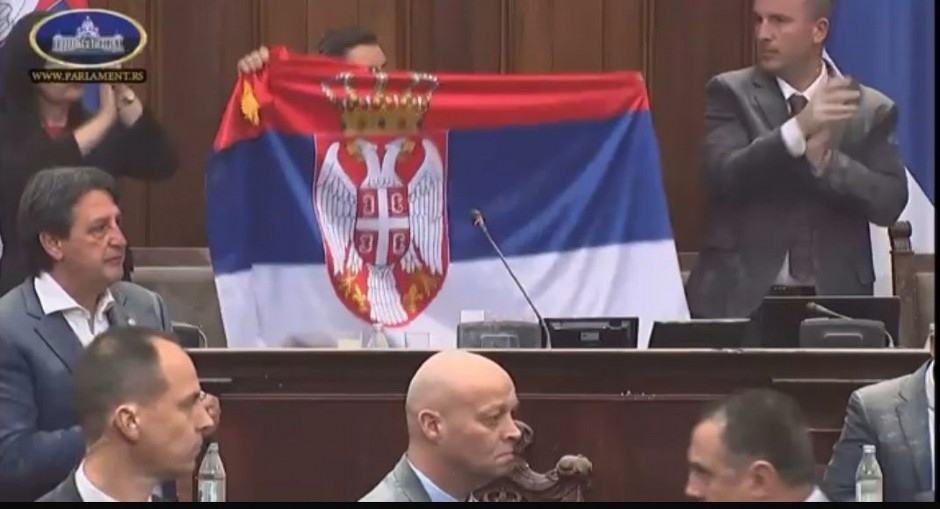 BRNABIĆ RAZVILA ZASTAVU SRBIJE U SALI "Ovo je naš odgovor na Kurtijevu politiku" (VIDEO)
