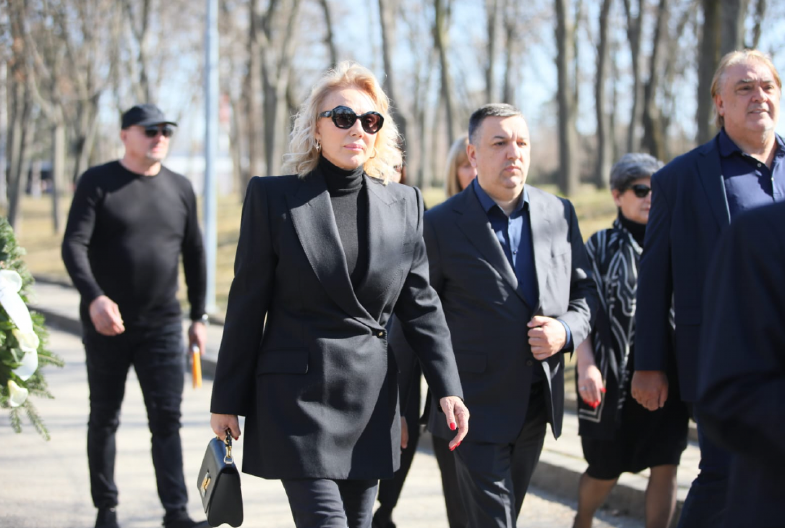 LEPA BRENA UTUČENA STIGLA NA GROBLJE Danas se oprašta od dugogodišnjeg prijatelja, prizor sa groblja ju je potpuno slomio!