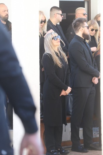 SUZANA GLEDA U NEBO, DECA PREBLEDELA Kadrovi sa sahrane Saše Popovića razaraju dušu (FOTO)
