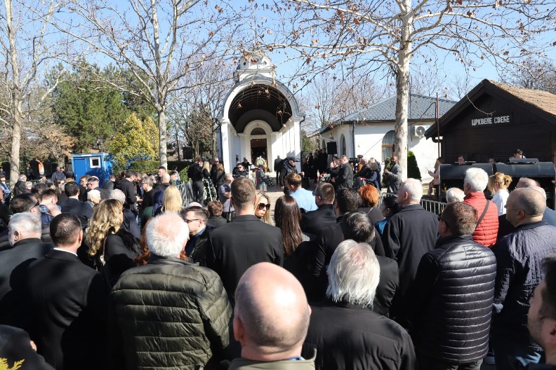 SESTRA ISPRATILA BRATA NA VEČNI POČINAK Branka jedva stoji na nogama pored Sašinog groba