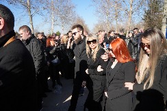 ONI SU NOSILI KOVČEG SA TELOM SAŠE POPOVIĆA Njih dvojicu nismo viđali u javnosti, a čelniku "Granda" su mnogo pomagali