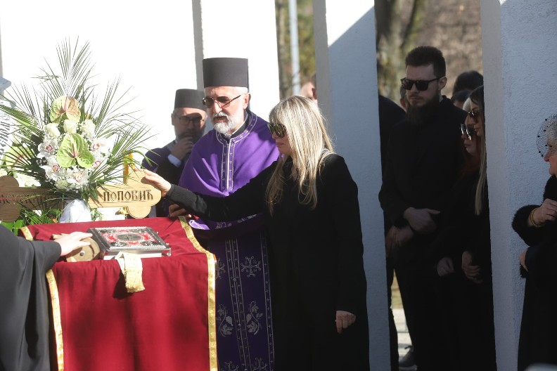 SUZANA PRONAŠLA UTEHU U NJEGOVOM ZAGRLJAJU Kada ga je ugledala na groblju odmah briznula u plač (FOTO)